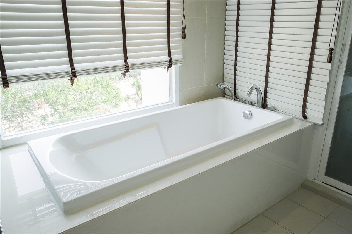 tubs with blinds